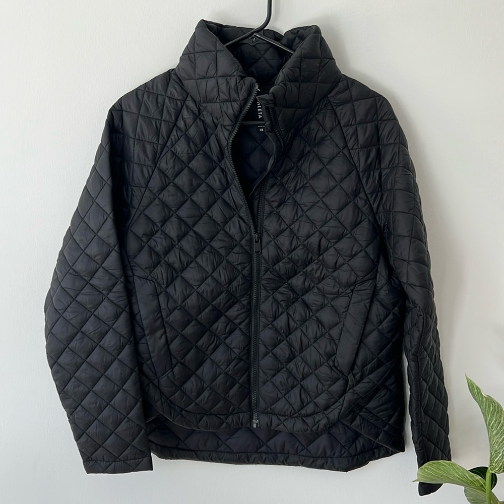 EUC barely worn Athleta WHISPER FEATHERLESS PUFFER JACKET, size XS